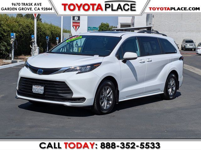 2025 Toyota Sienna LE