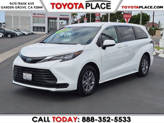 2024 Toyota Sienna LE